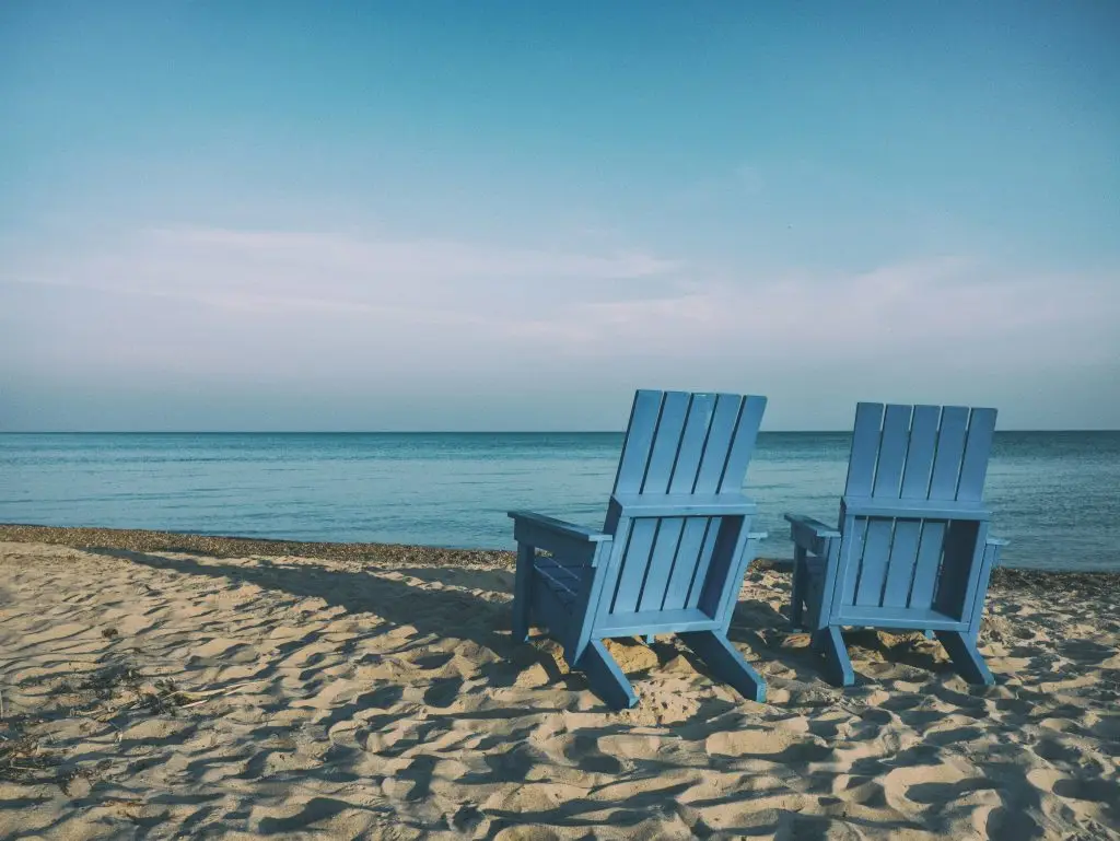 Deux transats face à la mer symbolisant une retraite bien préparée