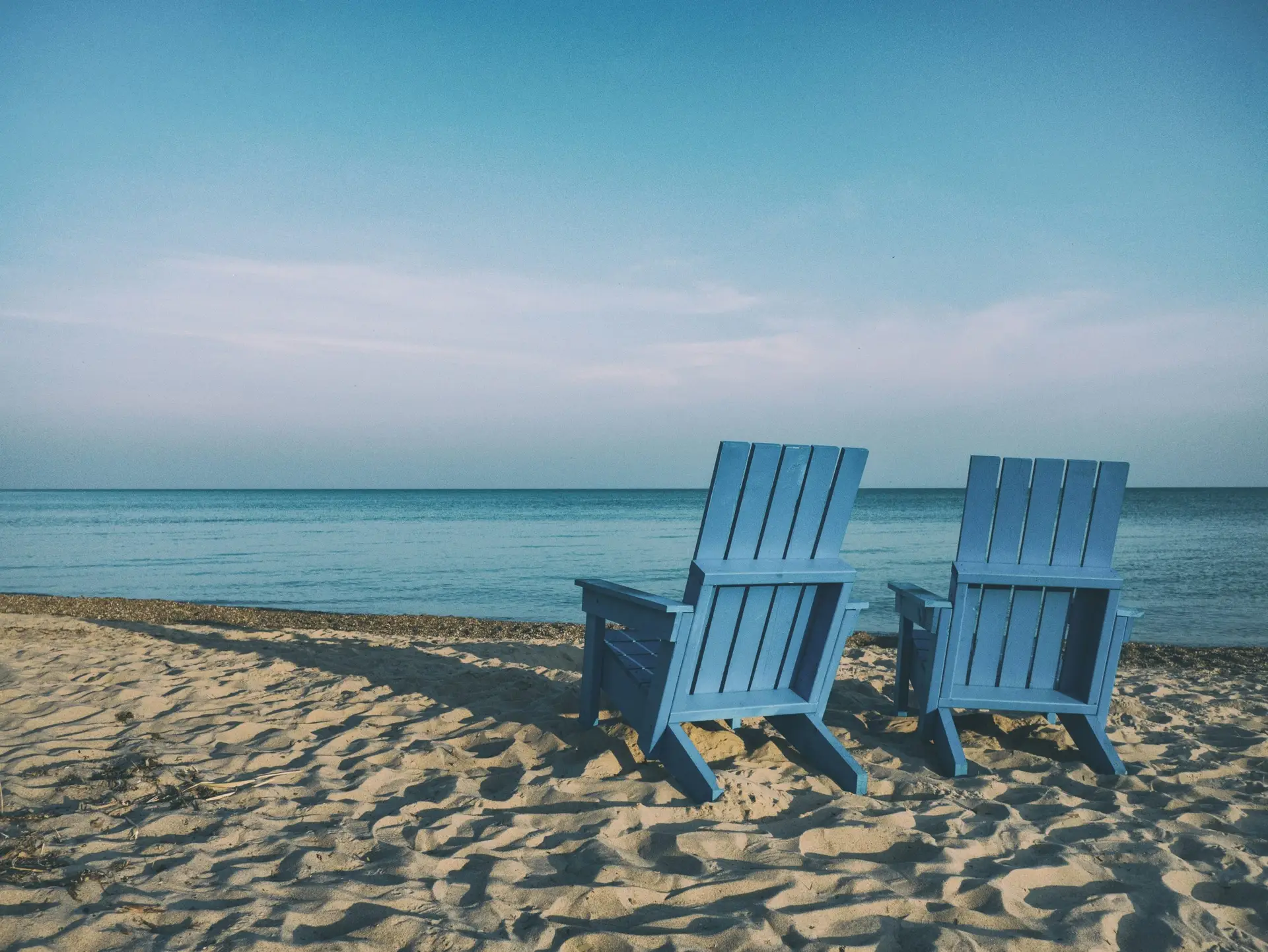 Deux transats face à la mer symbolisant une retraite bien préparée