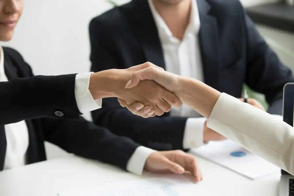 Poignée de main entre un conseiller et son client