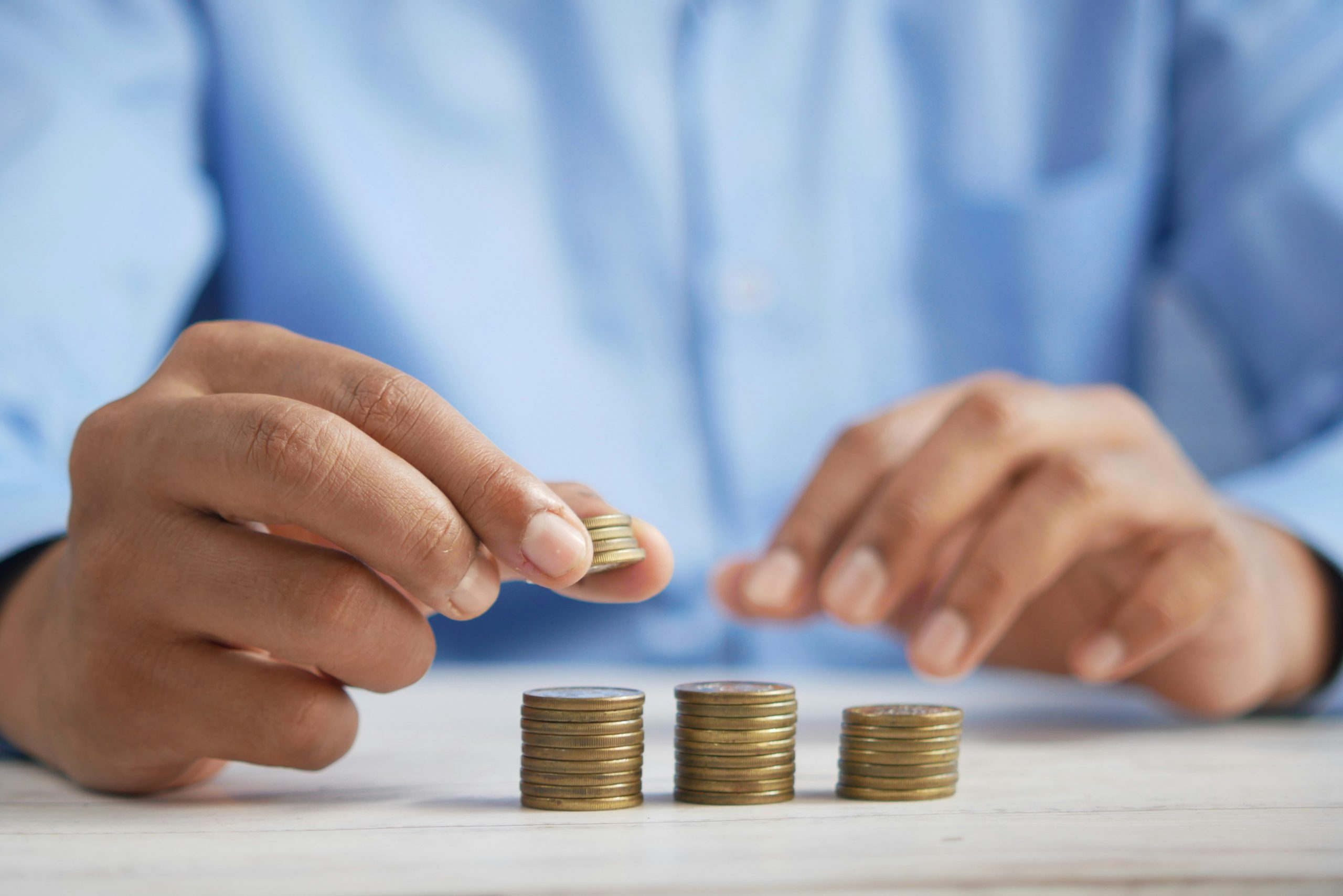 Pièces de monnaie empilées symbolisant les économies réalisées en changeant d'assurance de prêt à Nice